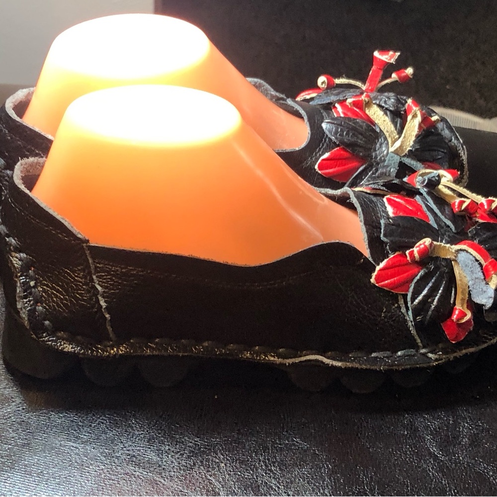 SOCOFY women's slip on leather shoes, black w floral accents Size 250/8.5US - Picture 2 of 11